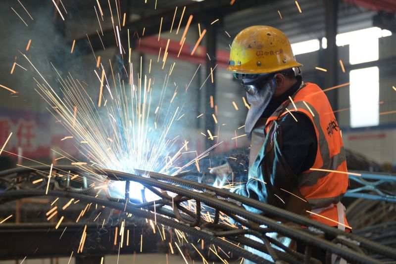 西十高铁建设忙，图为中铁七局西十高铁项目部钢筋加工厂施工人员正在进行格栅钢架焊接作业---胡苗苗摄 (3)